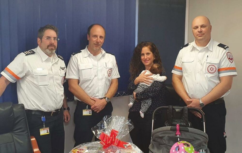 מורן כהן והתינוקת: "לא תכננתי ללדת ברכב כשאנשי מד"א סביבי". צילום: דוברות מד"א