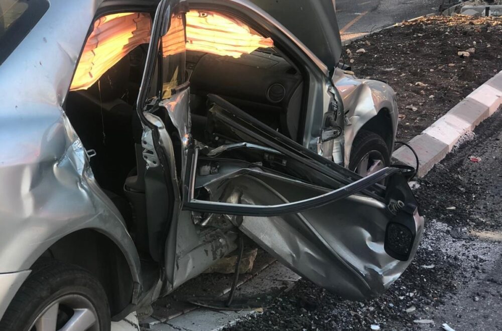 לנוכח עוצמת ההתנגשות, הנהג יצא בנס עם פגיעות בינוניות בלבד. צילום: דוברות כיבוי חוף