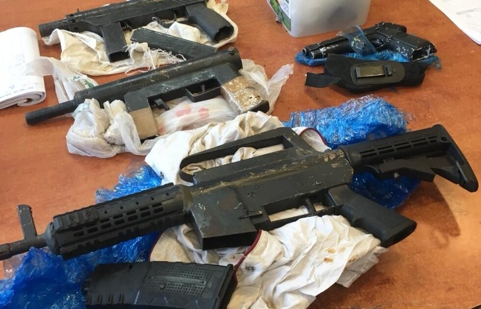 כל הנשקים האלו הוחזקו בדירה בבניין מגורים בהדר. תילום: דוברות המשטרה