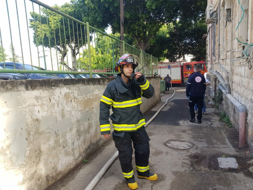 חמישה צוותים של כיבוי במקום. צילום: דוברות כיבוי חוף
