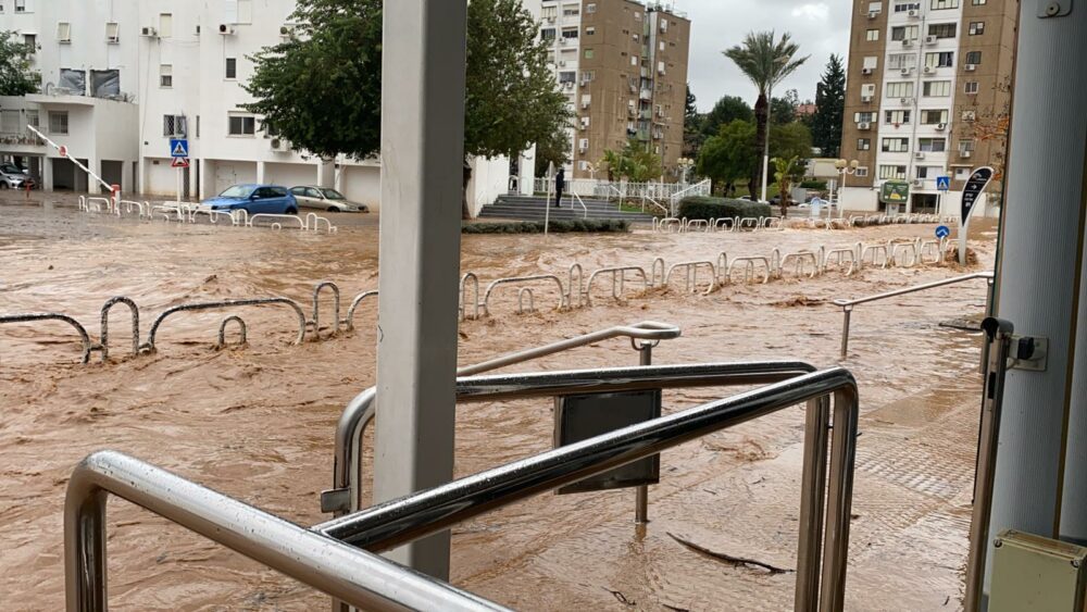 ההצפות הולכות ומתרחבות וכך סגירת צירי התנועה. צילום: דוברות איחוד הצלה