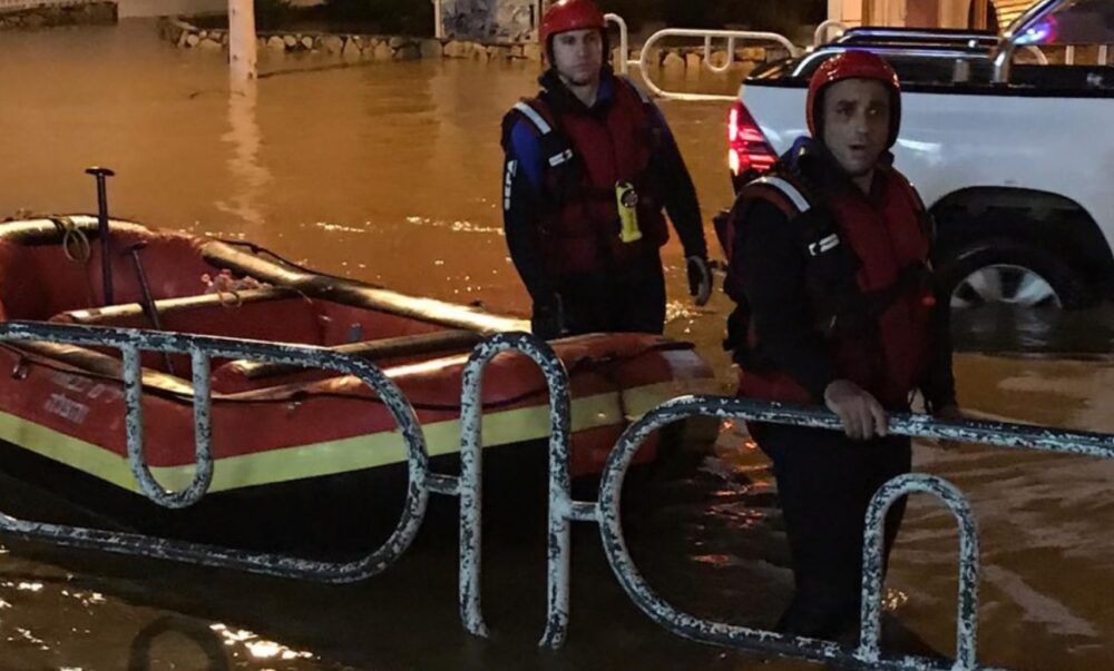 לוחמי האש חילצו עשרות תושבים לכודים אם בבתיהם, אם בקניון ואם ברכב. צילום: דוברות כיבוי חוף