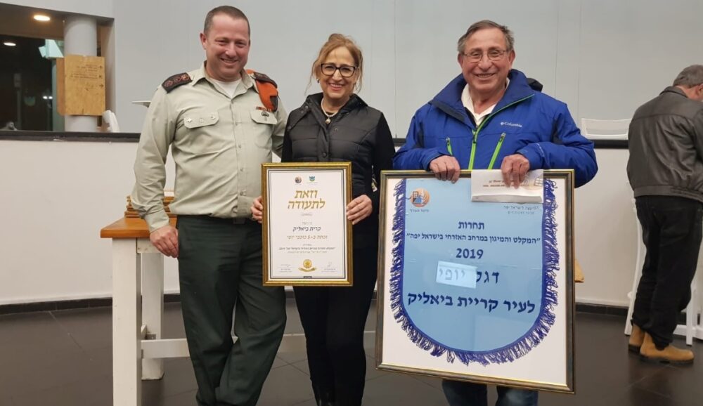 ראש מטה מל"ח בקריית ביאליק מיקי קאוף ומנהלת מחלקת פיתוח הארגוני מיכל הברמן עם מפקד מחוז חיפה בפיקוד העורף אלוף משנה רלי מרגלית