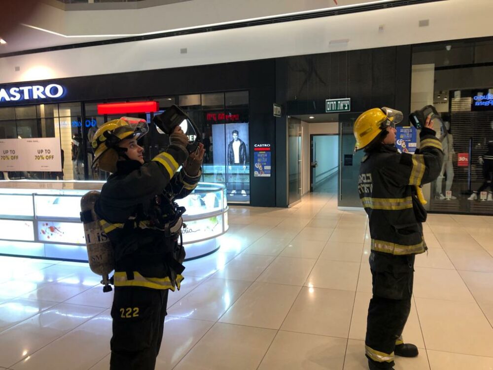 לוחמי האש מחפשים אחר מקור האש. צילום: דוברות כיבוי חוף
