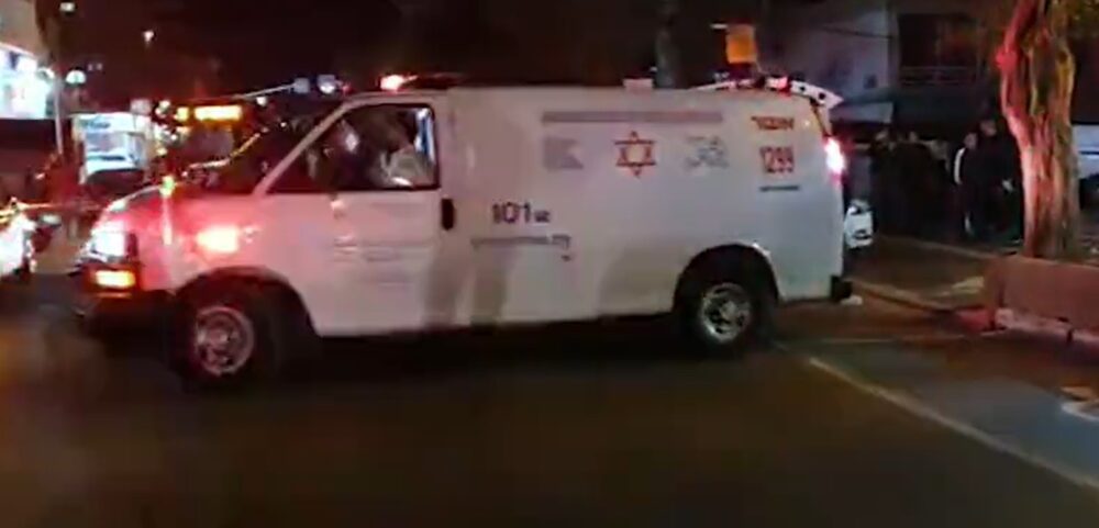 ייתכן הוצעיר נקלע לירי ושילם על כך בחייו. צילום: דוברות מד"א