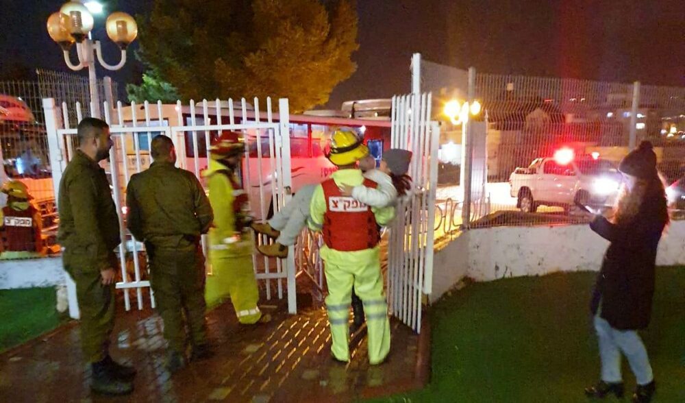 פינוי תלמידי אוסישקין. צילום כיבוי אש