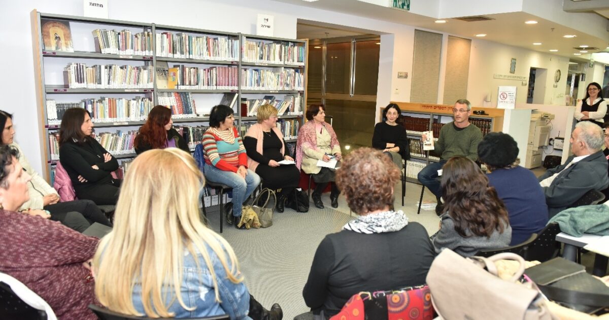 הסופר אשכול נבו הגיע להדריך בסדנת הכתיבה בספריית קריית אתא. צילום: עיריית ק. אתא