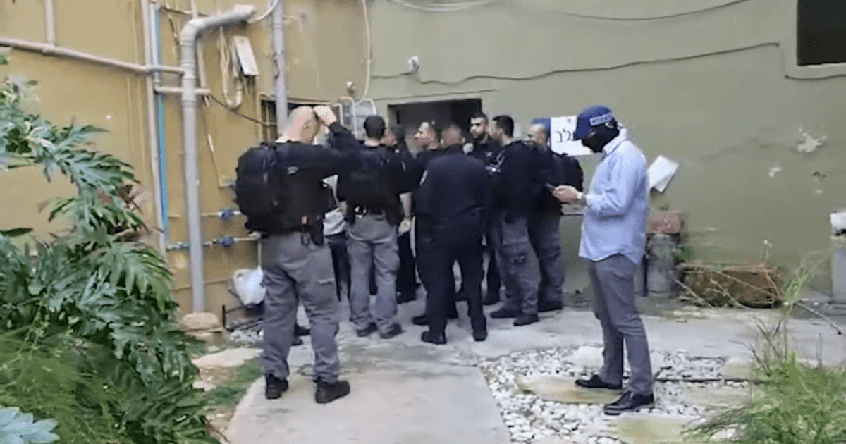 שוטרים ואנשי בילוש פושטים על ביתו בחיפה של המחבל שאדי בנא. צילום: משטרת ישראל