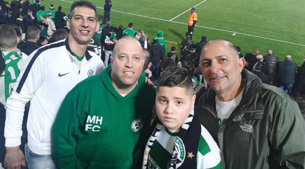 אביחי ואוהדי מכבי חיפה אלי הרשקו וניר ביליק במשחק אתמול. צילום: אלי הרשקו פייסבוק