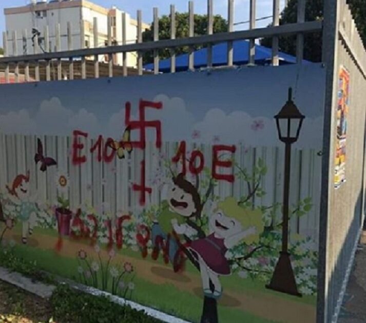 צלבי הקרס שרוססו בלילה על גבי קיר גן ילדים בקריית חיים. צילום: רשת פייסבוק