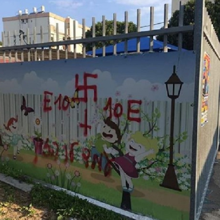 צלבי הקרס שרוססו בלילה על גבי קיר גן ילדים בקריית חיים. צילום: רשת פייסבוק