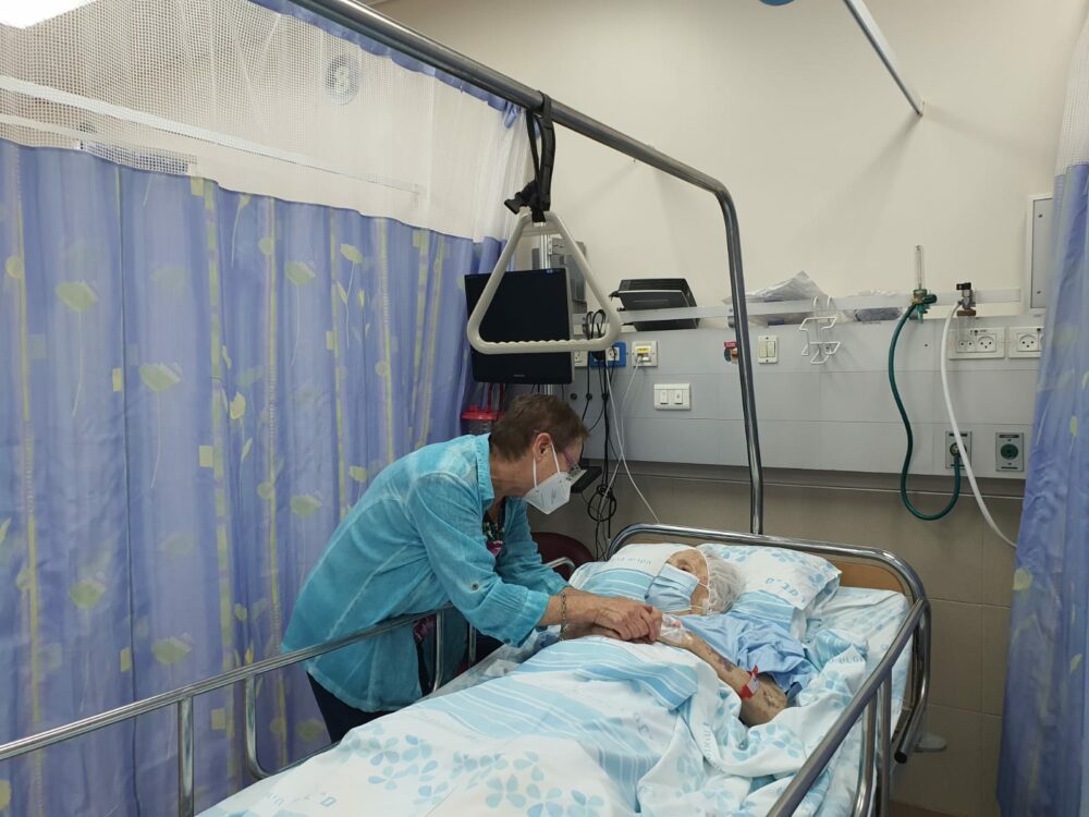 הבת סימה עם אמה פייגה, פגישה ראשונה לאחר חודשיים בהם פייגה הייתה מאושפזת במחלקת הקורונה ברמב"ם. צילום: דוברות רמב"ם