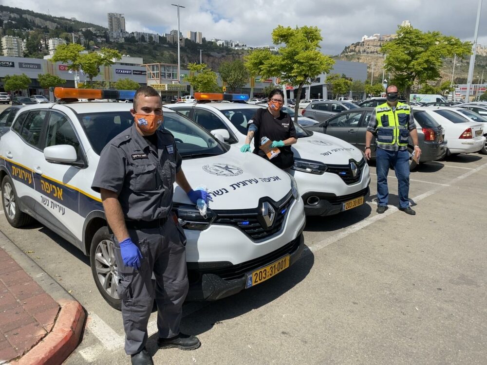 הסברה במקום קנסות. צילום דוברות עיריית נשר
