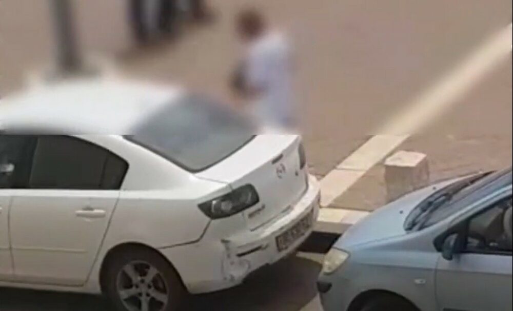 הפורץ עובר מרכב לרכב בלא מפריע לאור יום. צילומים: דוברות המשטרה