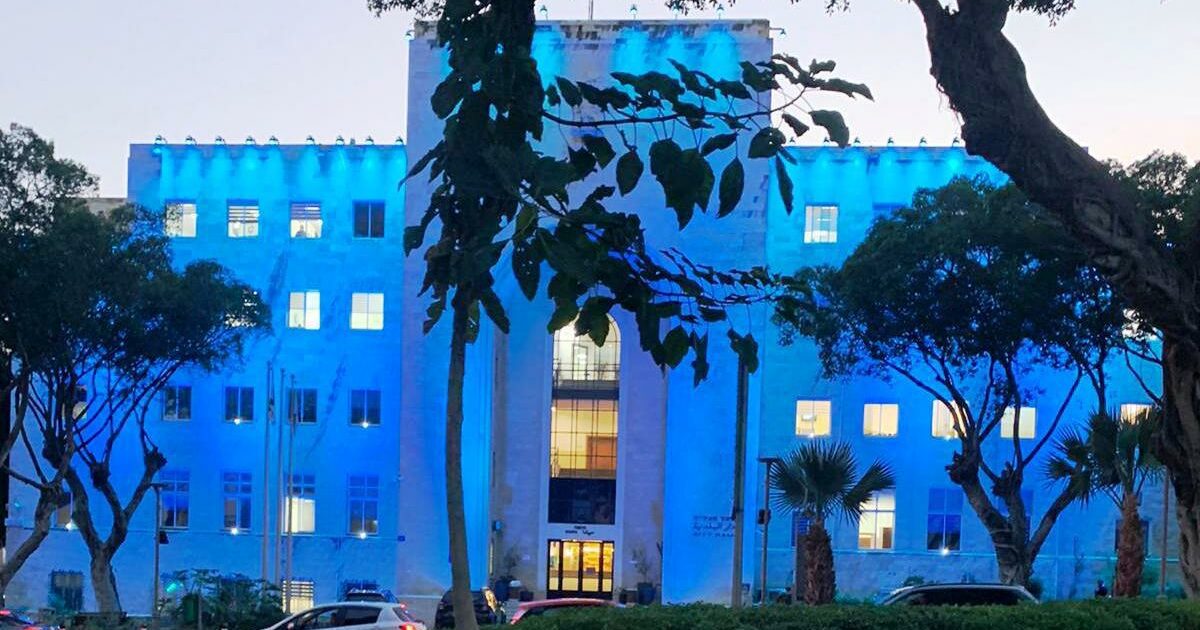 בניין העירייה מואר בכחול. קרדיט צילום: ראובן כהן, דוברות עיריית חיפה
