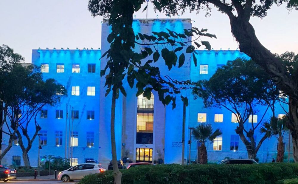 בניין העירייה מואר בכחול. קרדיט צילום: ראובן כהן, דוברות עיריית חיפה