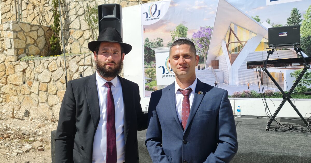 ראש עיריית נשר רועי לוי ושליח חבד בנשר הרב שמחה ליפסקר. צילום ניוזים