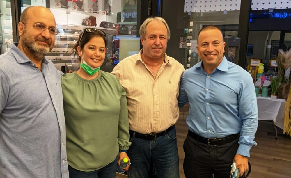 קש בק. אור שחף מנכ"ל החברה הכלכלית, אבי שייט מנכל מרכז חורב, מיכל שני מנהלת פרויקט קש בק הכלכלית חיפה ועבדאללה יזבק אופטיקה חורב