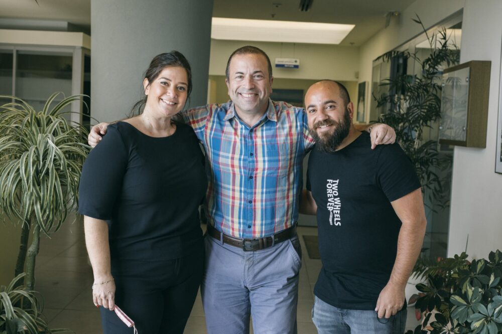 מימין מאיר כהן מבעלי טריו, אור שחף מנכל החברה הכלכלית, ומיכל סני מנהלת פרויקטים בחברה הכלכלית צילום מיכה בריקמן
