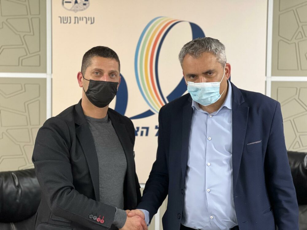 ראש עיריית נשר רועי לוי ושר השיכון זאב אלקין. צילום דוברות עיריית נשר
