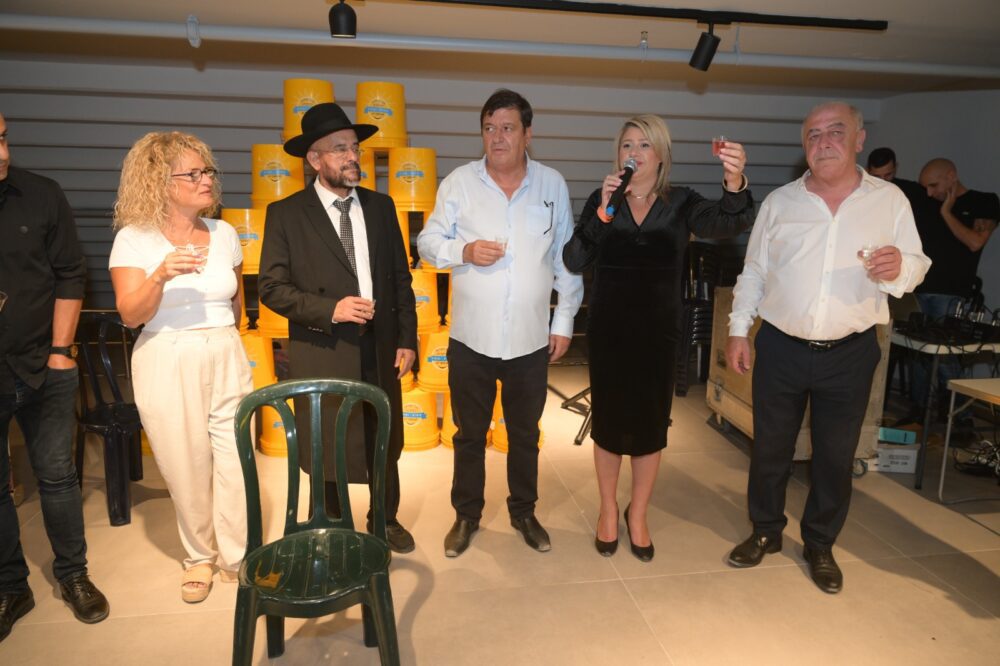 מורל האימהות בקרית ים בהשתפות ראש עיריית קרית ים דוד אבן צור, סגנו ג'אנו פלס ורב העיר יוסף אברקי.