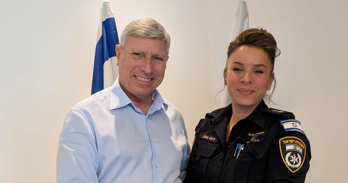 מפקדת התחנה ג'נט מגן וראש העיר יעקב פרץ