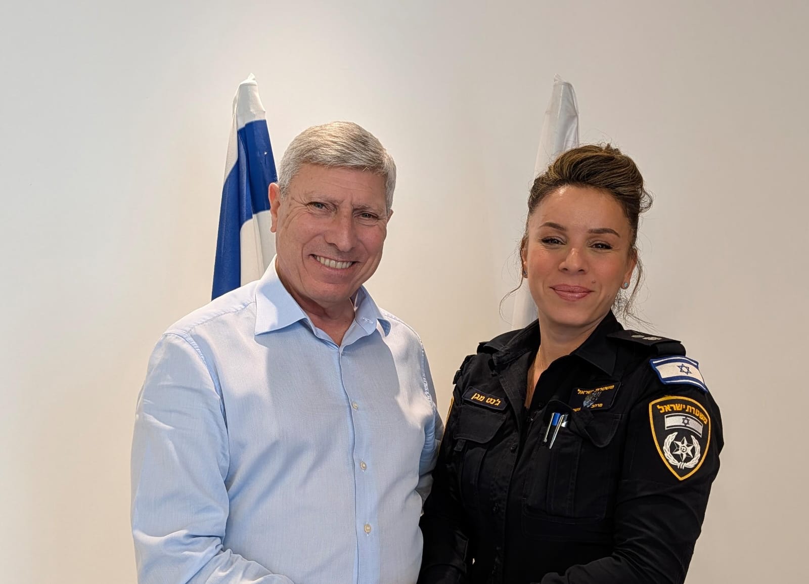 מפקדת התחנה ג'נט מגן וראש העיר יעקב פרץ
