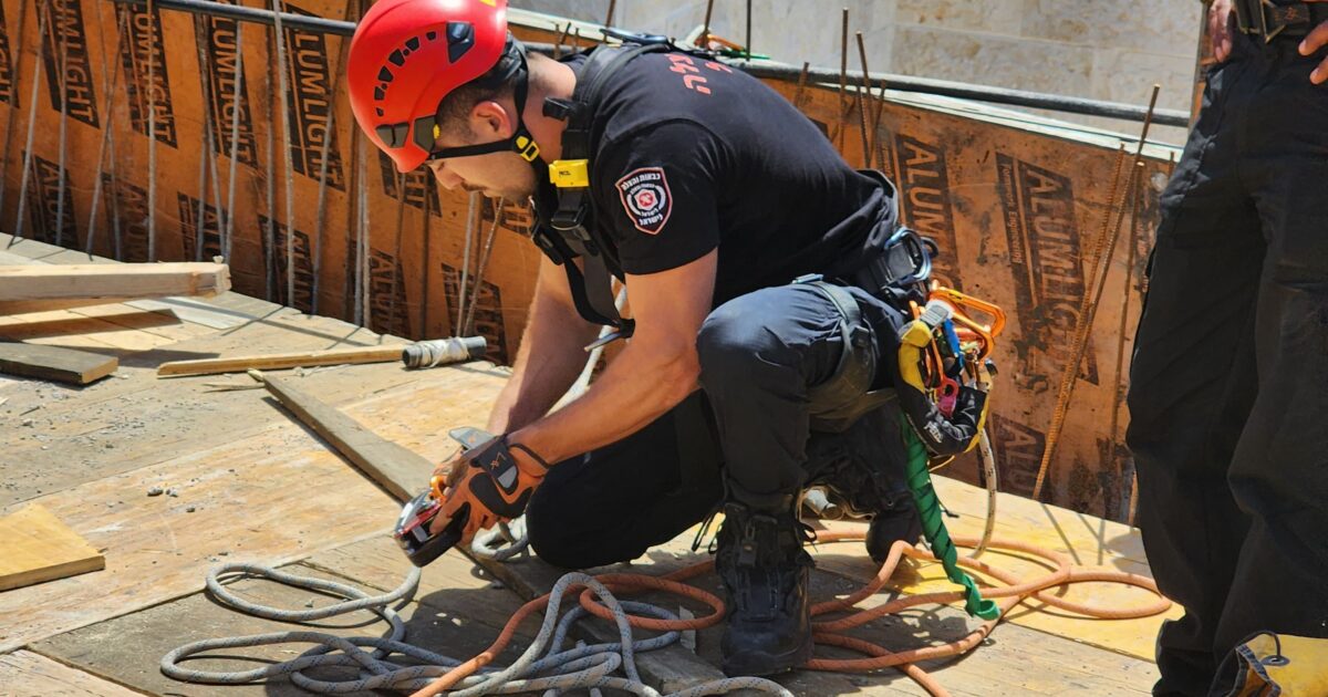 rescue worker haifa main