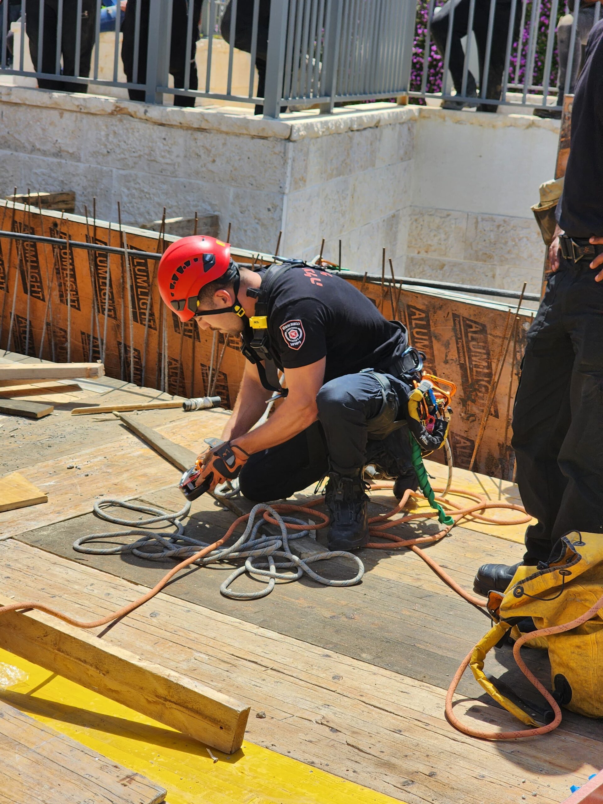 rescue worker haifa main
