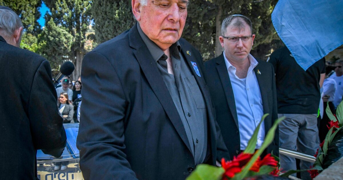 yona yahav yom hazikaron graves